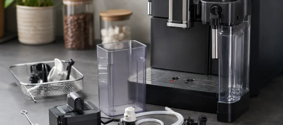 Kaffeevollautomat Milchsystem pflegen: Reinigung und Wartung fuer cremigen Milchschaum